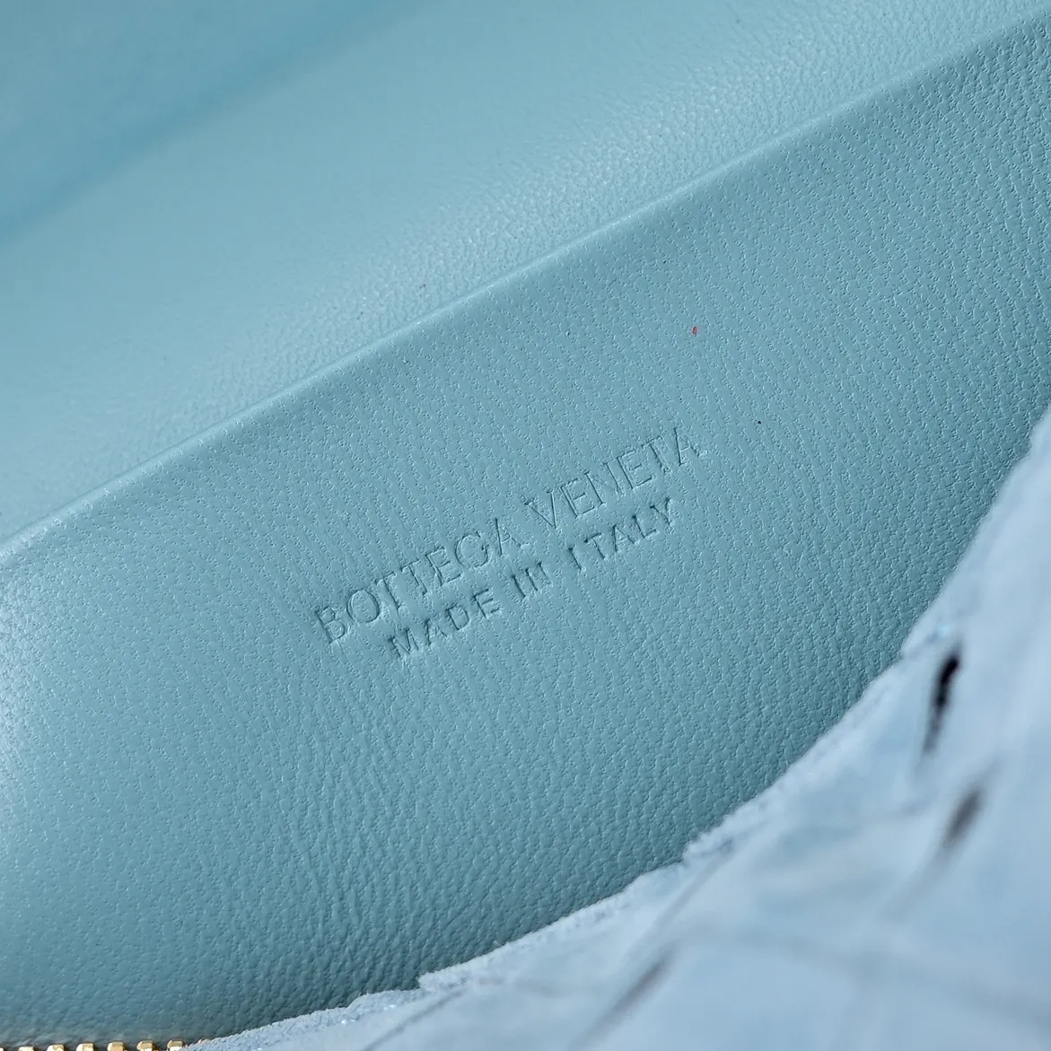 Batch 1360 #BV new Vanity Case suede cosmetic bag 🎈 is a super practical and stylish box cosmetic bag [Fireworks], using the brand's most classic cowhide weaving, with two-way zipper opening and closing, the overall style is retro and elegant, the top handle can be adjusted at will, the hand-held elegant temperament, cross-body casual and casual, unlocking various concave shape scenes 🎬 Model: 9109 Size: 22x12.5x5